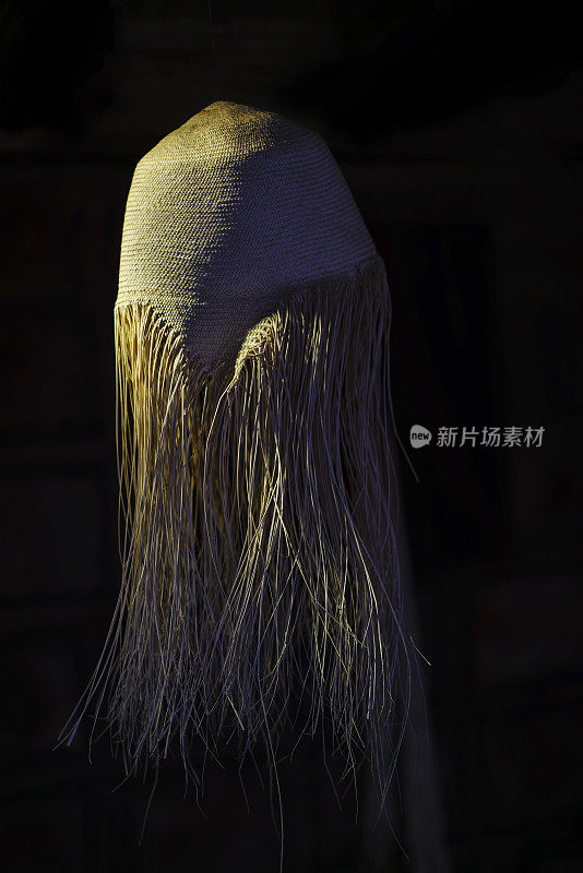 厄瓜多尔昆卡，在一个深色背景的模具上编织帽子。