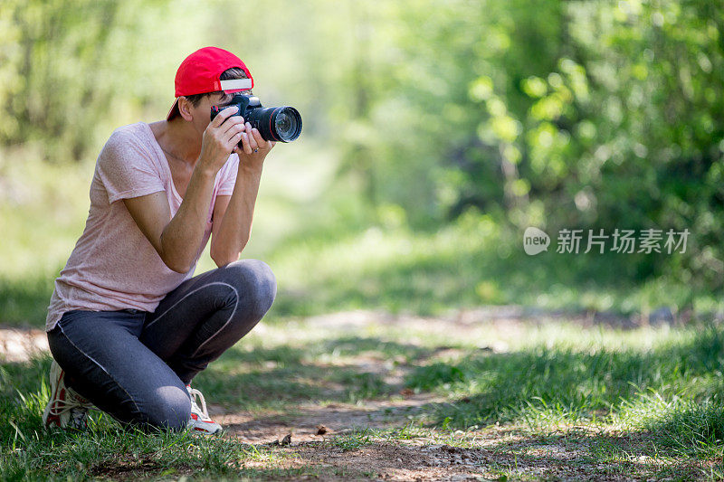 自然中的中年女性摄影师肖像