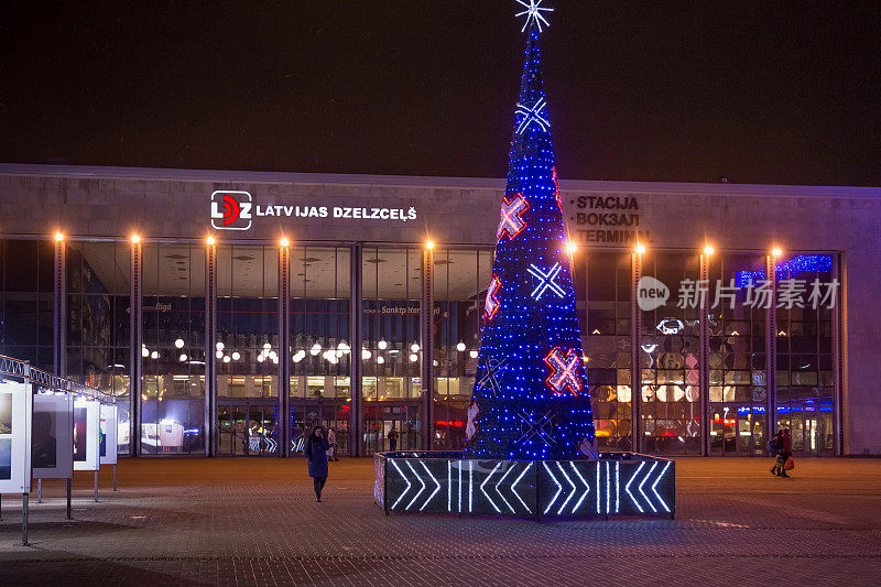 冬季的夜景，里加中央火车站附近挂着拉脱维亚民族装饰的圣诞树。
