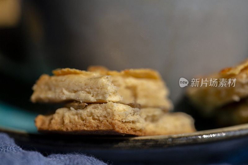 咖啡休息时，自制的蜂蜜玉米片和坚果饼干