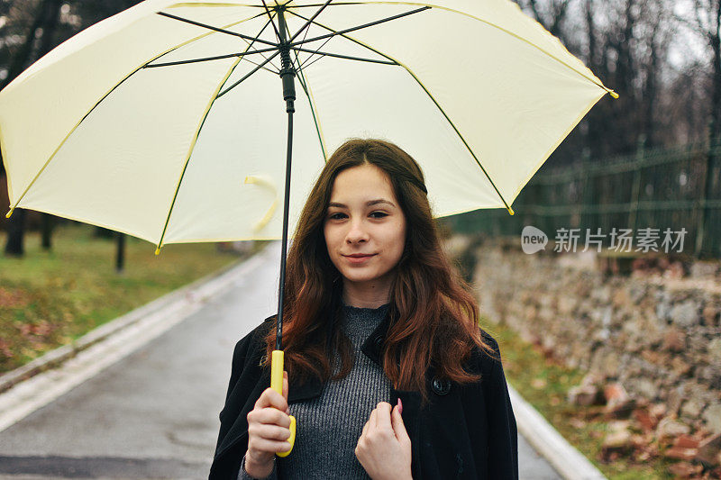 美丽的年轻女子享受着雨天