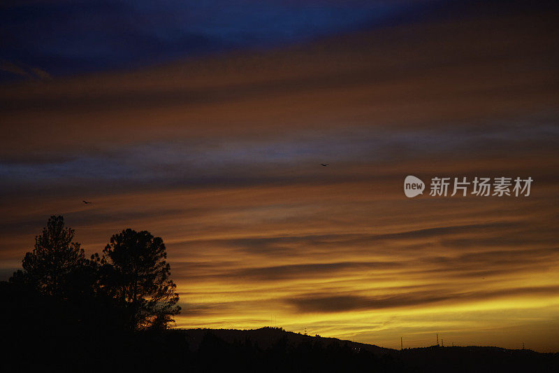 黄昏时彩色天空的背景