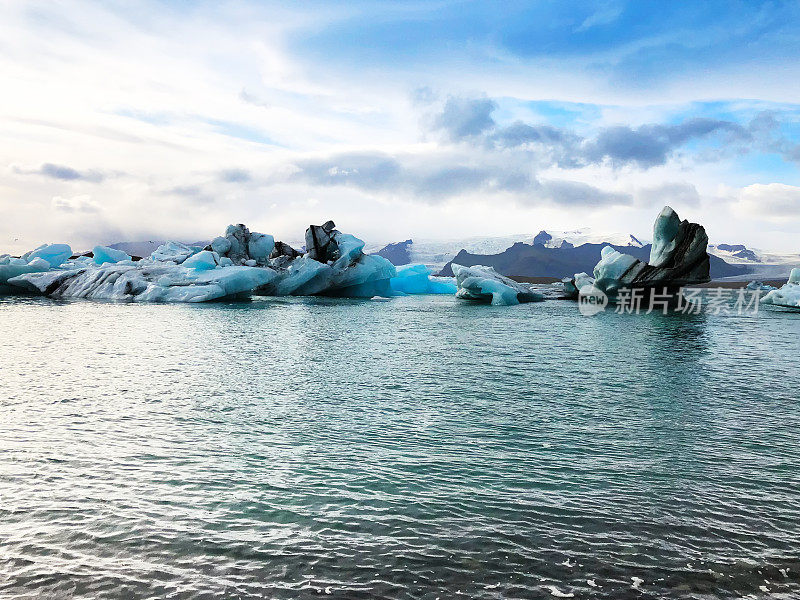 冰川泻湖，冰岛:泻湖，冰山，山脉，蓝绿色的天空
