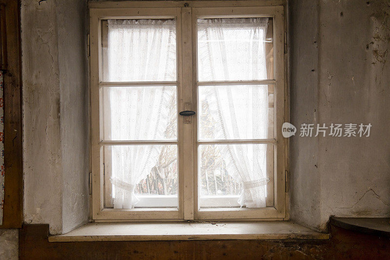 一个旧农舍的厨房窗户