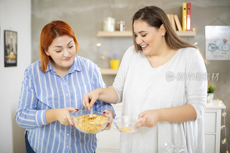 年轻微笑的胖女人在准备早餐。