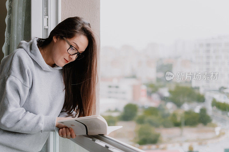 在家模拟看书的女人