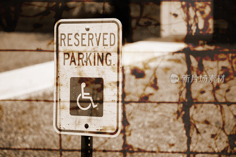 “残疾人专用停车场”的标志。
