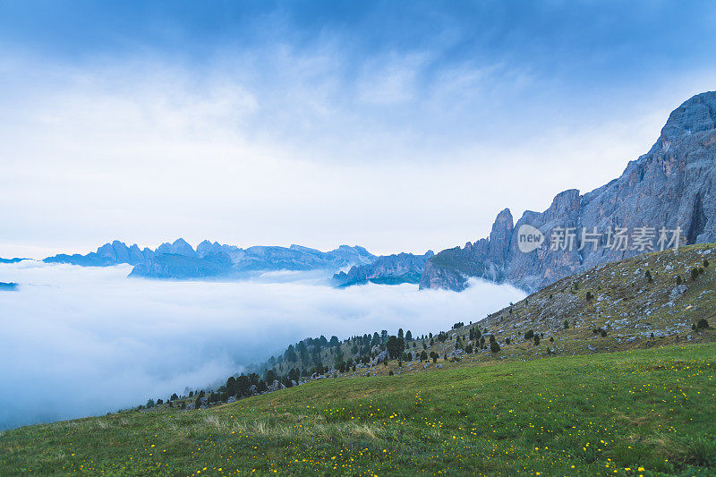 美丽的山与发光的山峰在日落秋天的风景在阿尔卑斯迪西在白云岩意大利