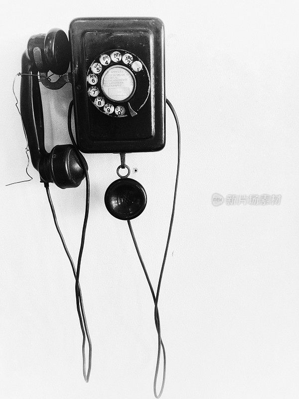墙上挂的旧电话