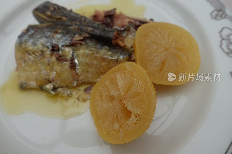 橄榄油沙丁鱼罐头和蜜饯柠檬餐是开胃菜