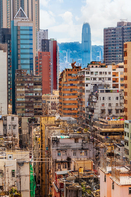 香港九龙住宅楼以国际金融中心大厦为背景