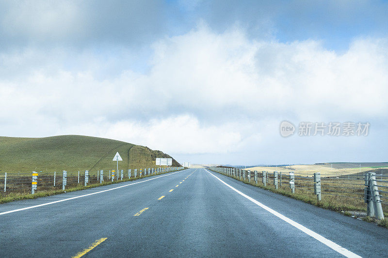 柏油路在高原地区具有美丽的风景