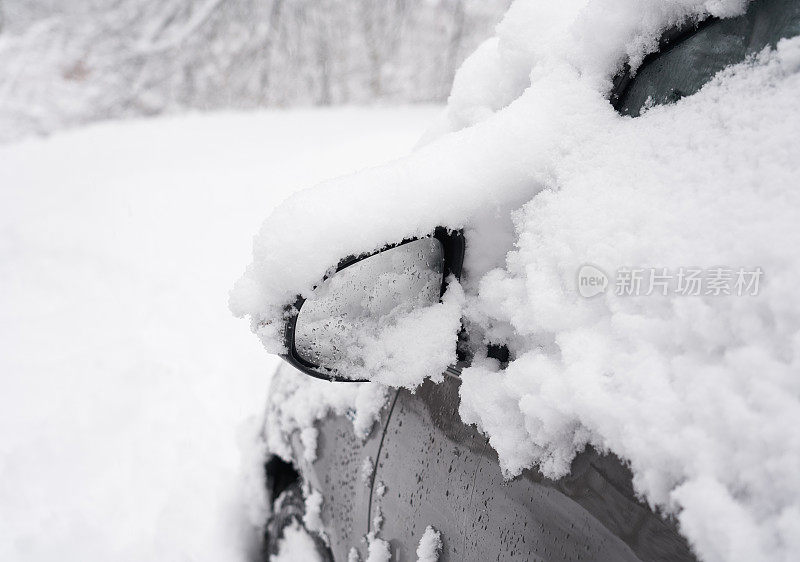 白雪覆盖的小车，挪威奥斯陆