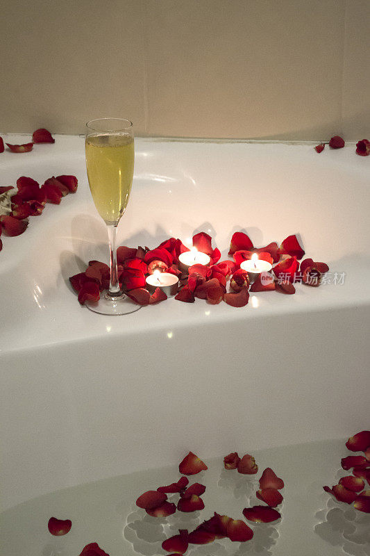 在浴室里用芳香蜡烛和玫瑰花瓣放松。水疗中心。