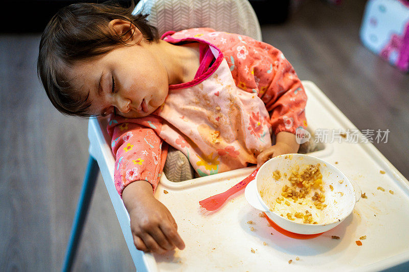 一个小女孩在午餐时间睡着了
