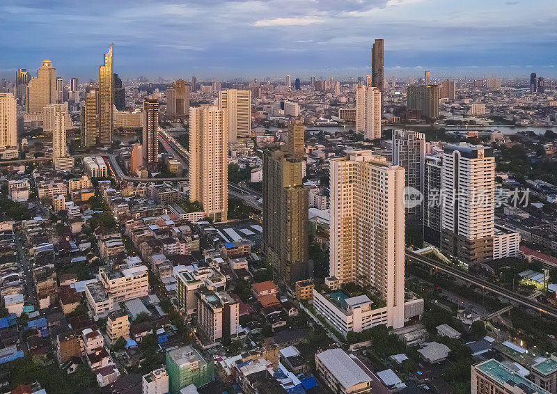 无人机鸟瞰曼谷城市-美丽的建筑物和街道日落视图