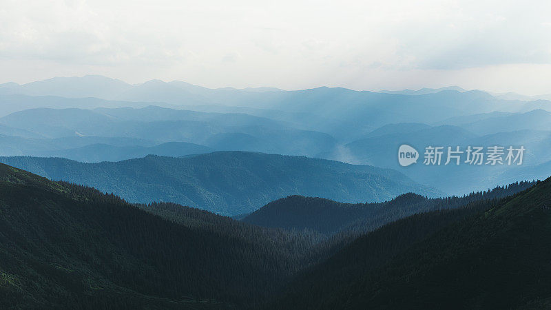 日落时分的山峦和松林全景