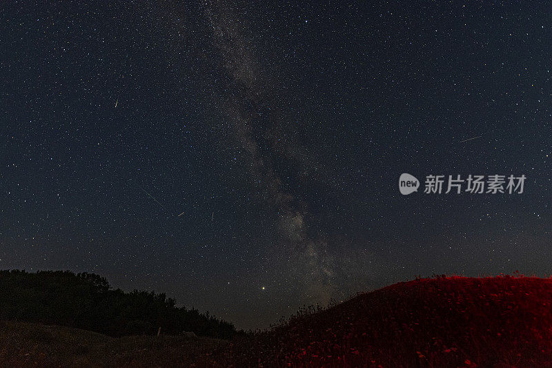 丹麦莫恩岛的银河夜空图