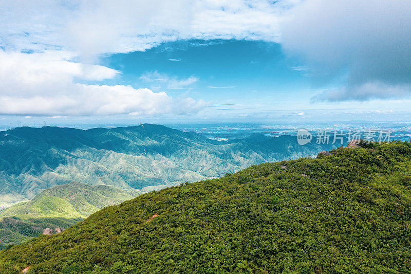 风力发电大面积分布在山区