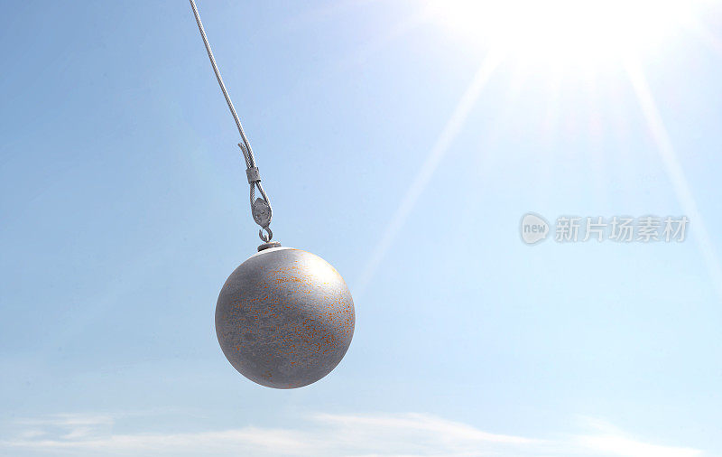 金属破坏球在蓝色晴朗的天空背景