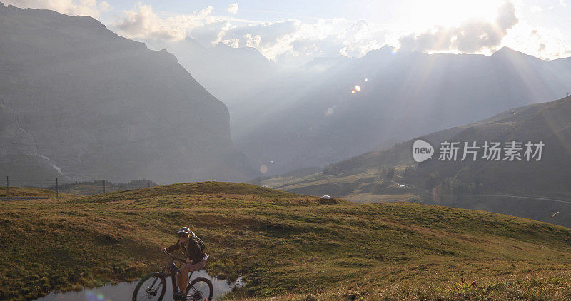 日出时，女山地电动自行车穿过高山草甸