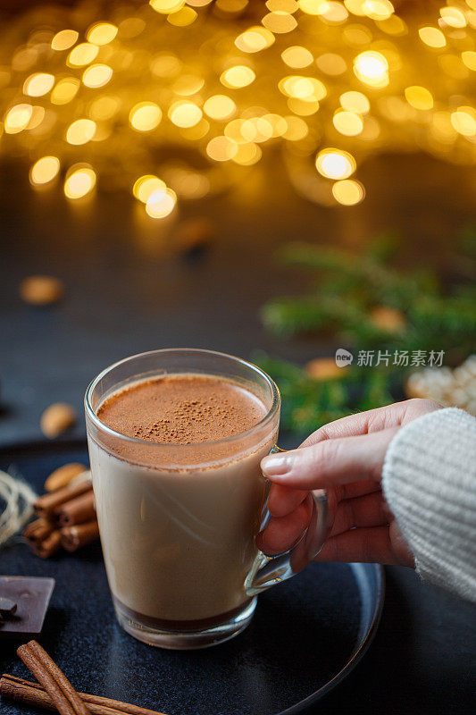 明亮的陶瓷杯里装满了热巧克力