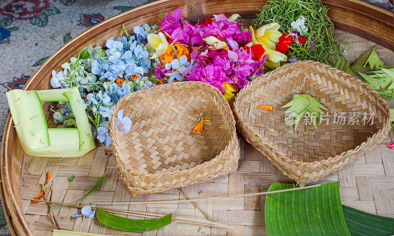 准备插花捐赠在巴厘岛，印度尼西亚。