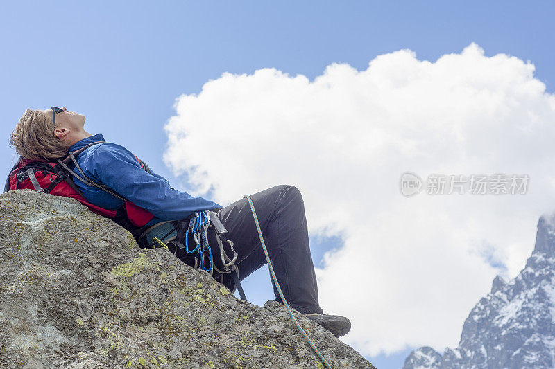 登山者在山脊上休息