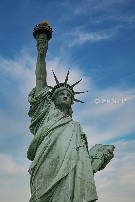 纽约，自由女神像映衬着明亮的蓝天
