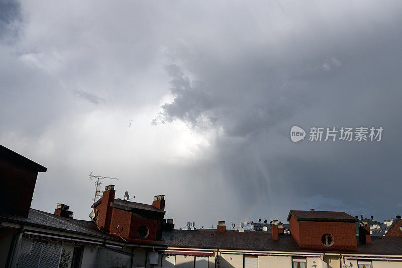 城市上空的雷雨