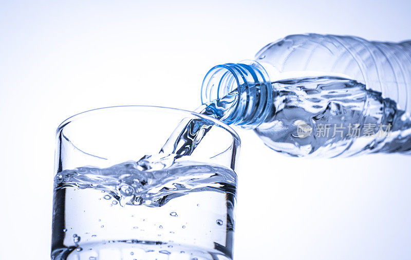 把塑料瓶里的水倒进玻璃杯里
