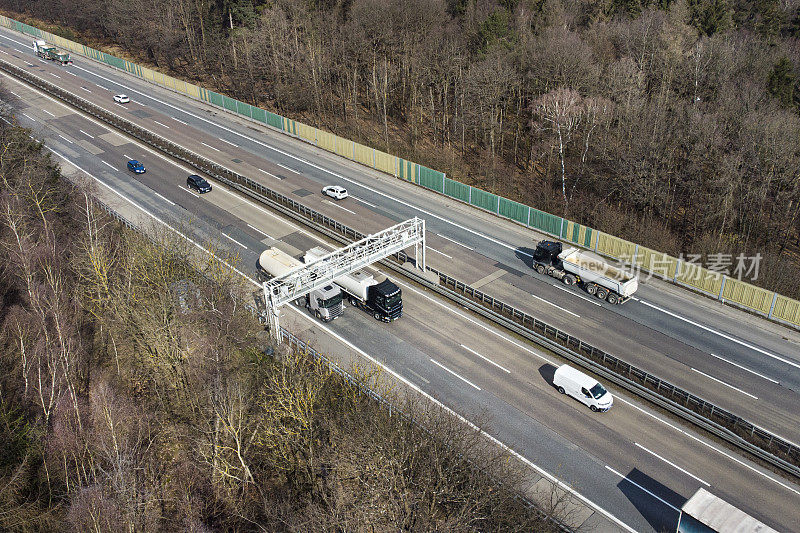 高速公路上的卡车收费系统-控制龙门，鸟瞰图