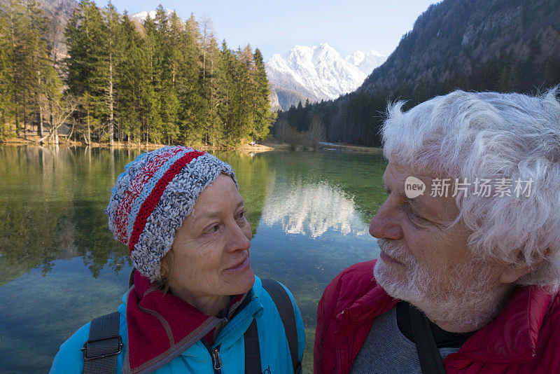 斯洛文尼亚耶泽尔斯科附近的普拉萨尔湖上的雪山倒影