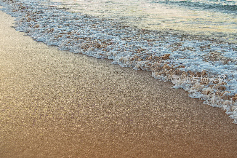 日落时海浪拍岸的声音