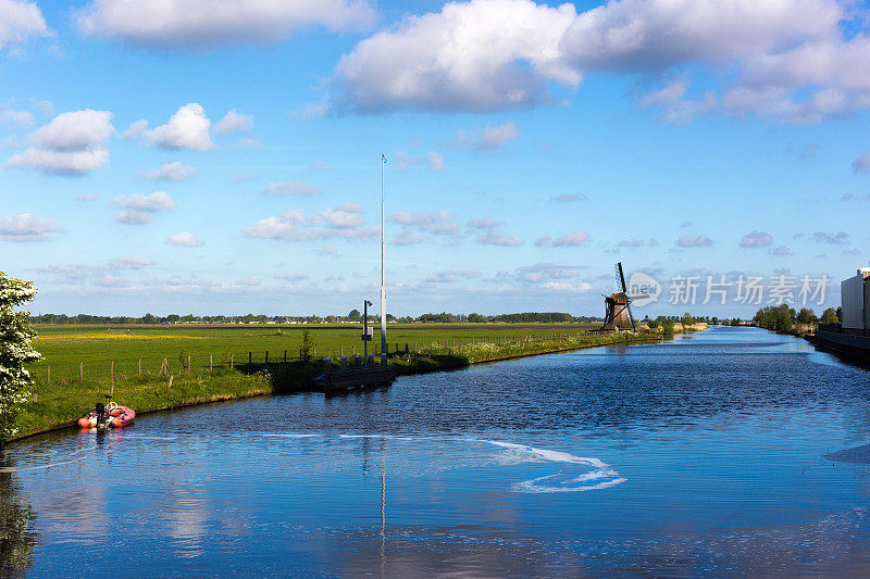 荷兰，弗里斯兰:风车、运河、蓝天、蓬松的云朵