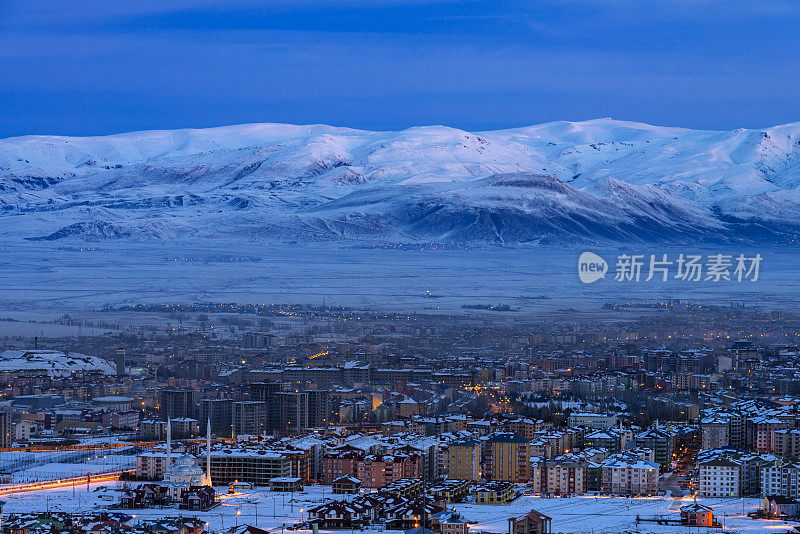 冬天的白雪皑皑的帕兰多肯山脉和埃尔祖鲁姆城市。