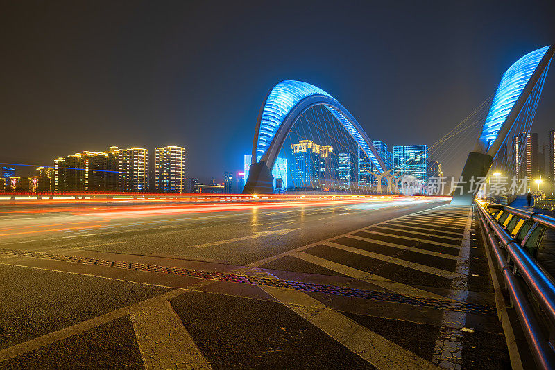 中国山西省太原市，夜间桥梁和高速公路上的车灯和车影