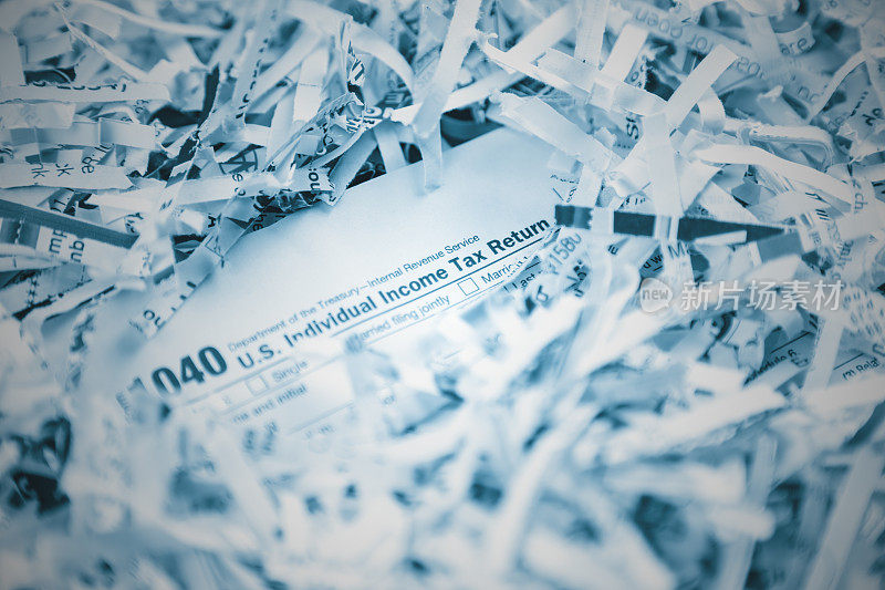 税务表格与碎纸