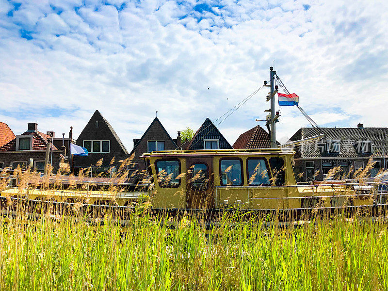 荷兰弗里斯兰的Workum:运河上的船和排屋