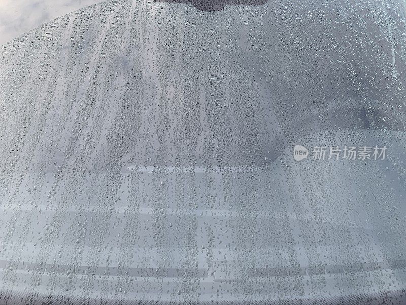 雨后水滴在玻璃上