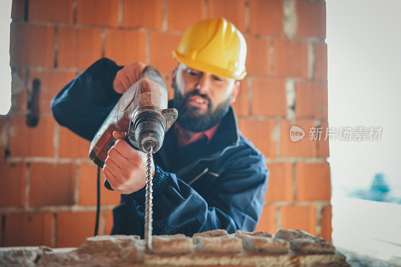 建筑工人钻墙