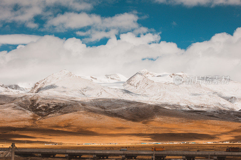 中国西藏拉萨，青藏铁路旁的雪山，