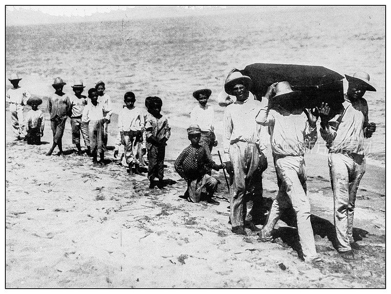 古董黑白照片:葬礼队伍沿着波多黎各阿瓜达附近的海滩行进