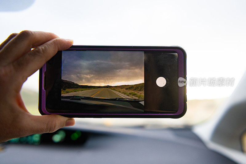 乘客在内华达州公路旅行中用手机拍照