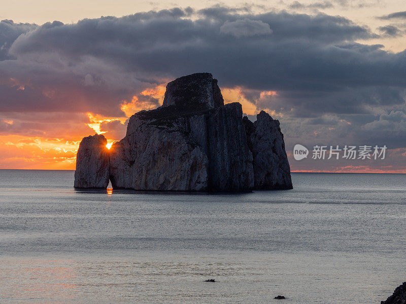 撒丁岛夕阳下的潘迪祖切罗