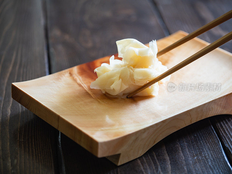 用生姜制成的糖醋“Gari”。放置寿司的木制托盘。