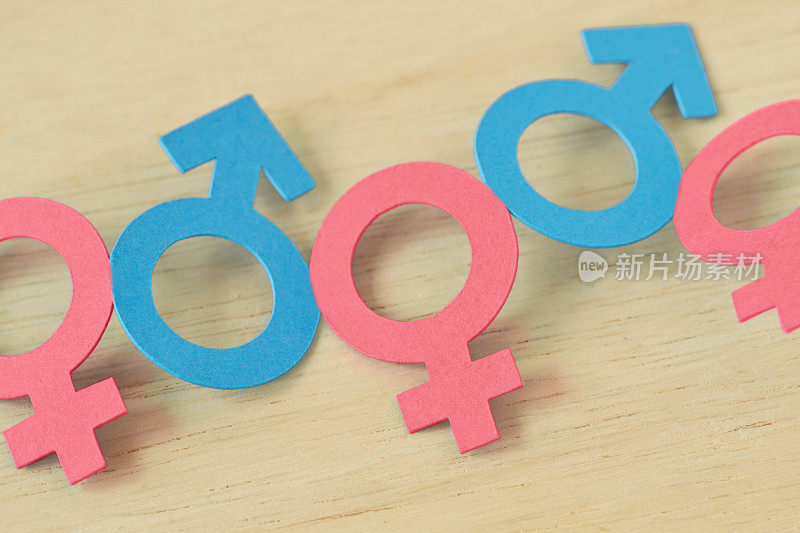 男性和女性的性别符号链在一起-性别团队的概念
