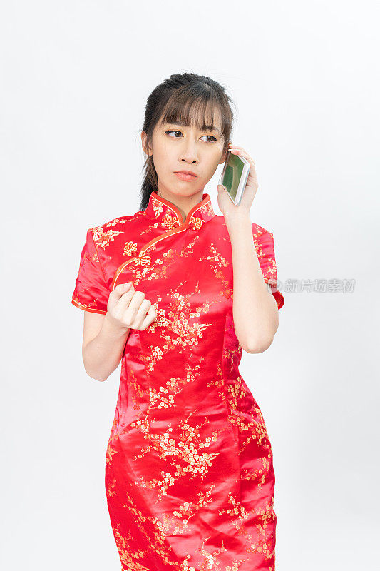 亚洲青年女子在中国红色热传统服装旗袍