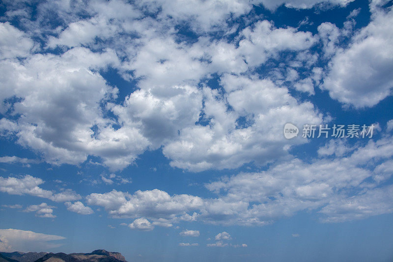 土耳其阿纳穆尔，海岸，岩石，海，云和风景