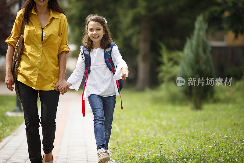 可爱开朗的女学生和妈妈放学回家